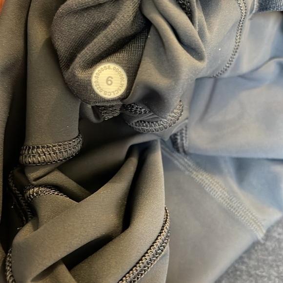 Lululemon athletica women’s leggings in dark grey with breathable bottoms size 6 - Picture 8 of 8